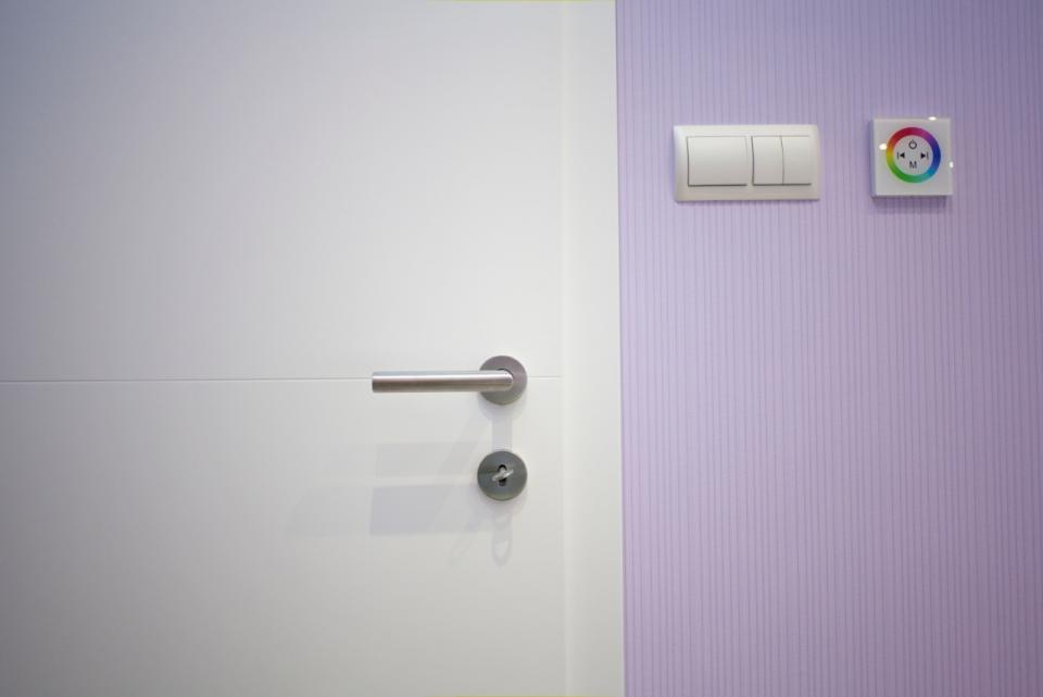 Kétszínű festett beltéri ajtók egy legénylakásban | Referencia - Ajtóház